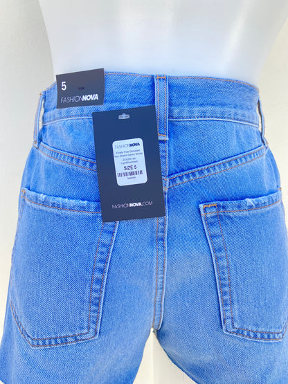 Short azul claro con rasgados en la parte delantera.