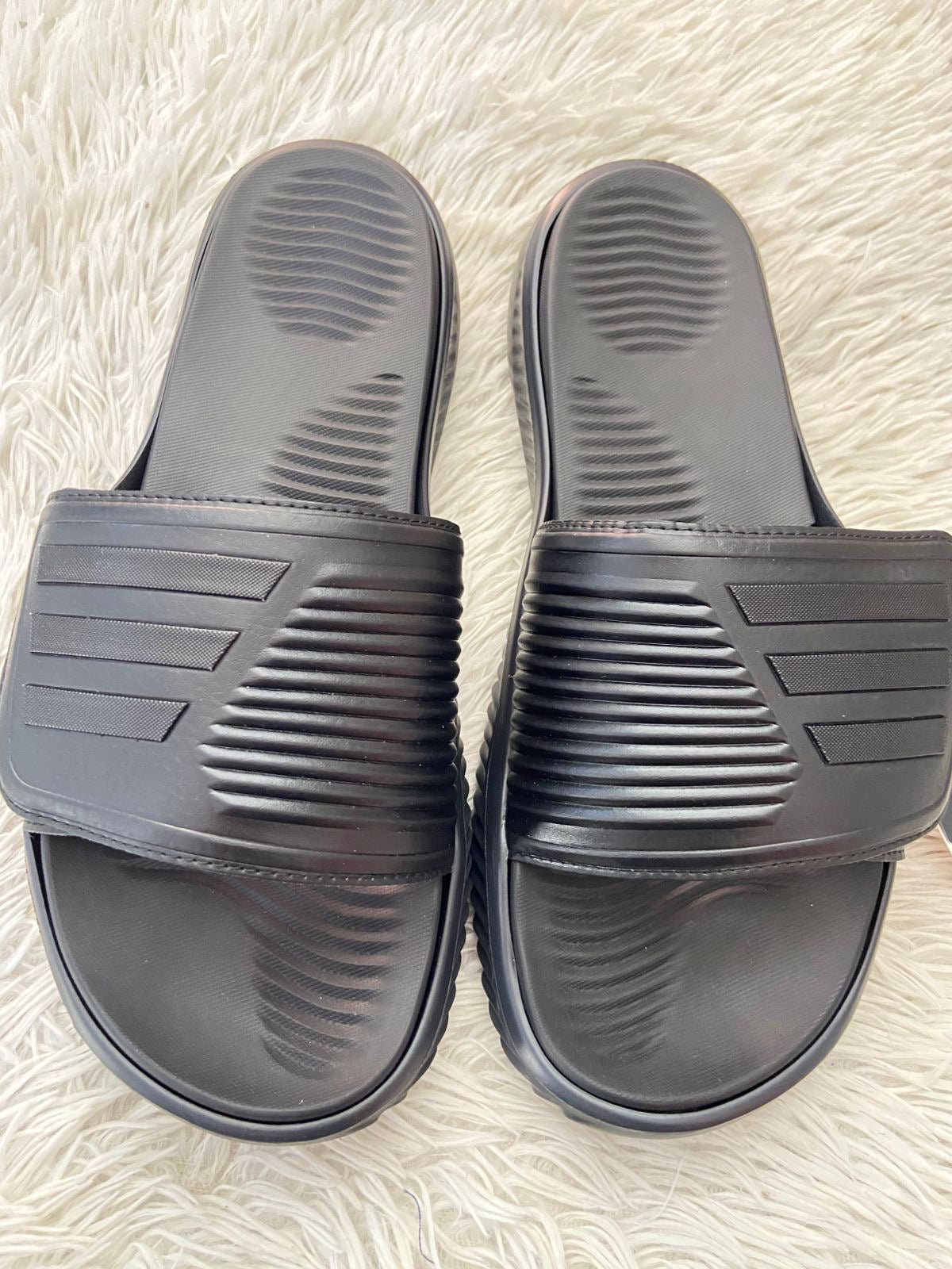 Sandalias ADIDAS original, negra con diseño de rayas en color negro, ajustables.