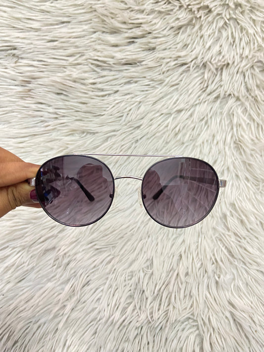 Lentes GUESS original, con protección UV 100-400 para proteger tu visión. Negro, montura plateada y micas oscuras.