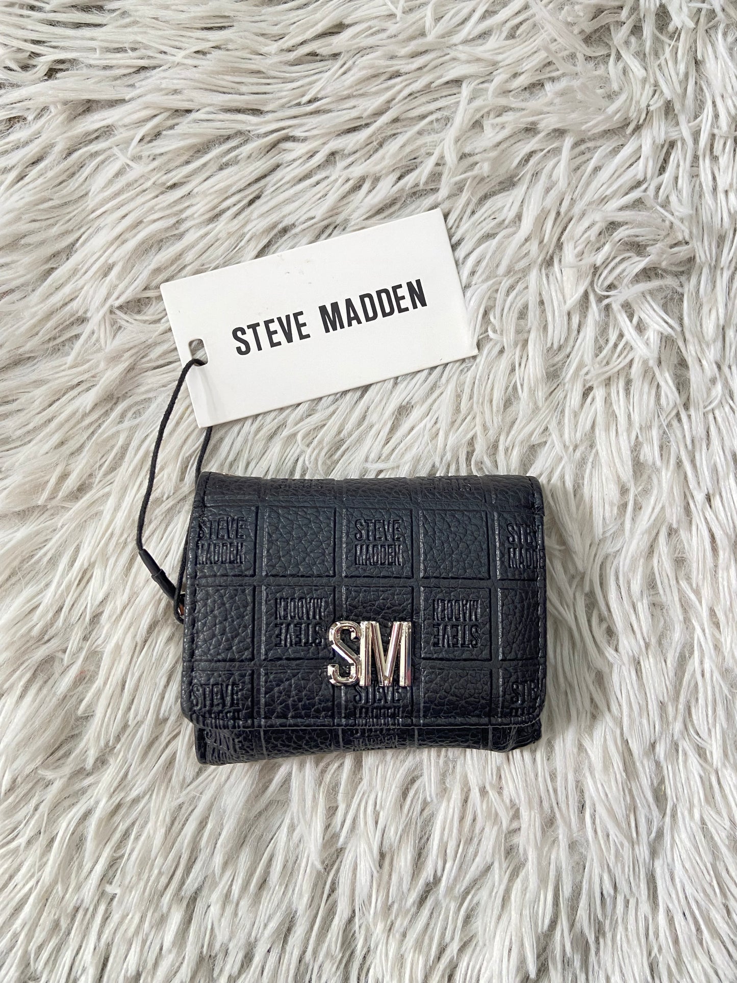 Mini monedero STEVE MADDEN ORIGINAL negro con placa SM en color plateado.