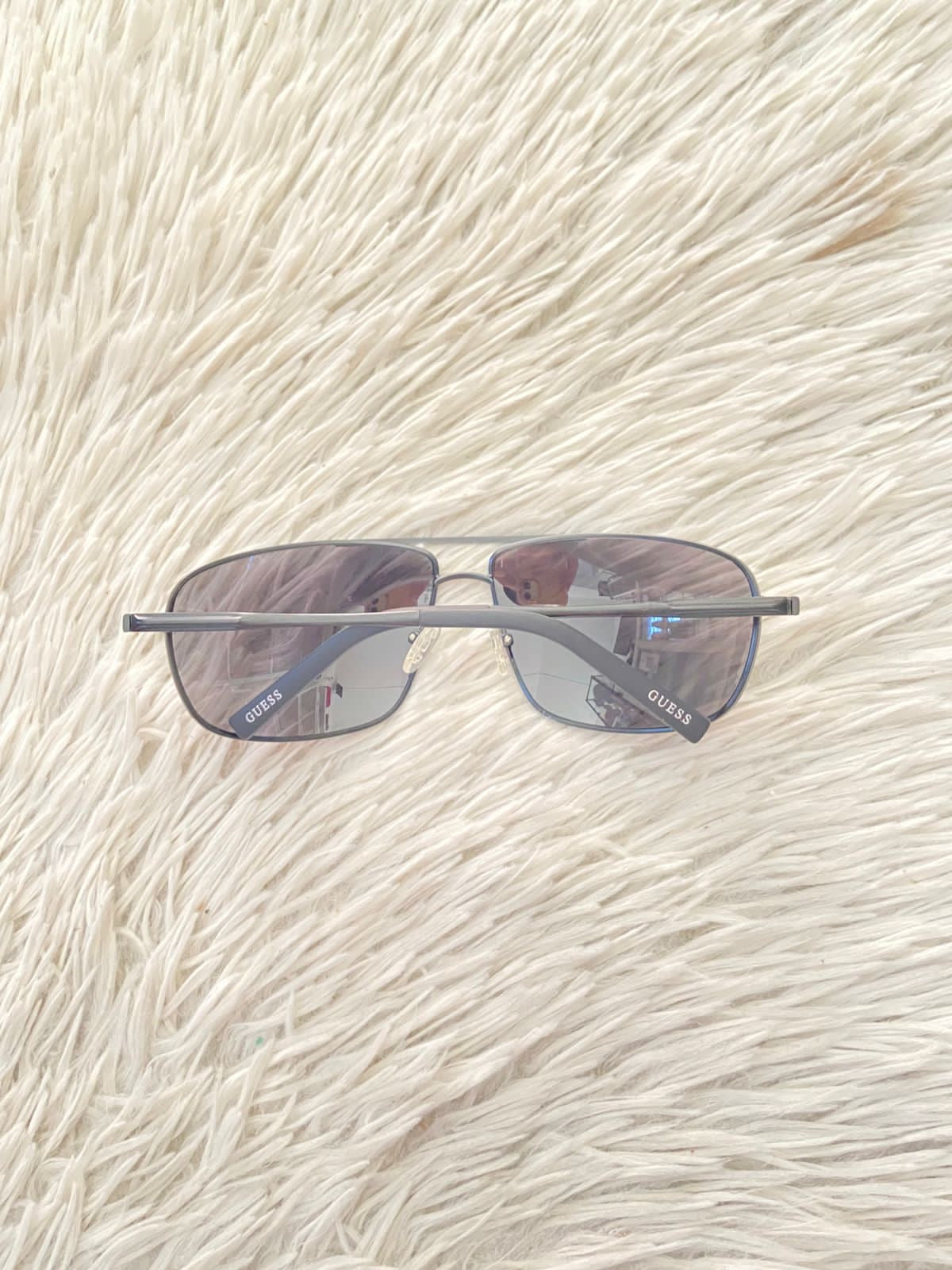 Lentes negros GUESS Original en color negro con micas oscuras nombre de la marca atras.