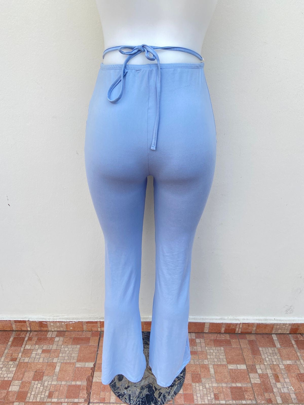 Pantalon Haute Monde Original, en color azul claro tiros ajustables delantero.