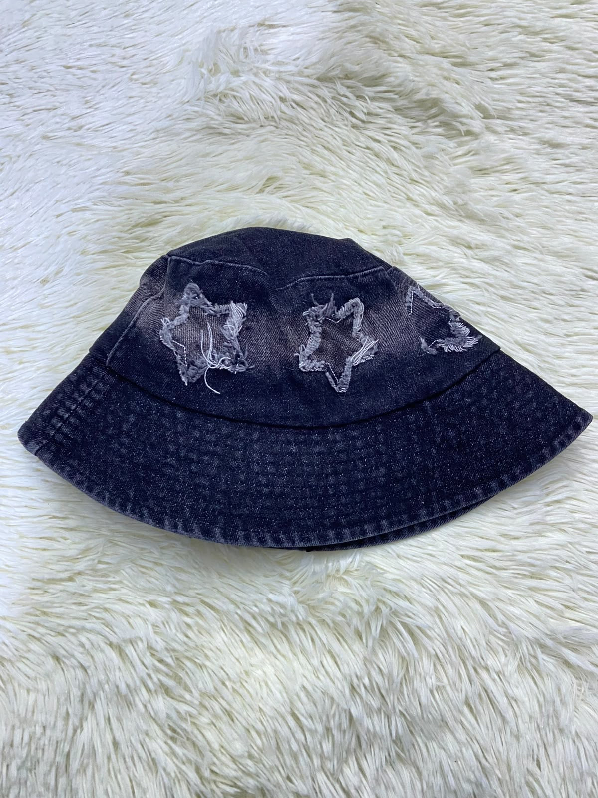 Gorro, en tela jean negro con detalles de estrellas.