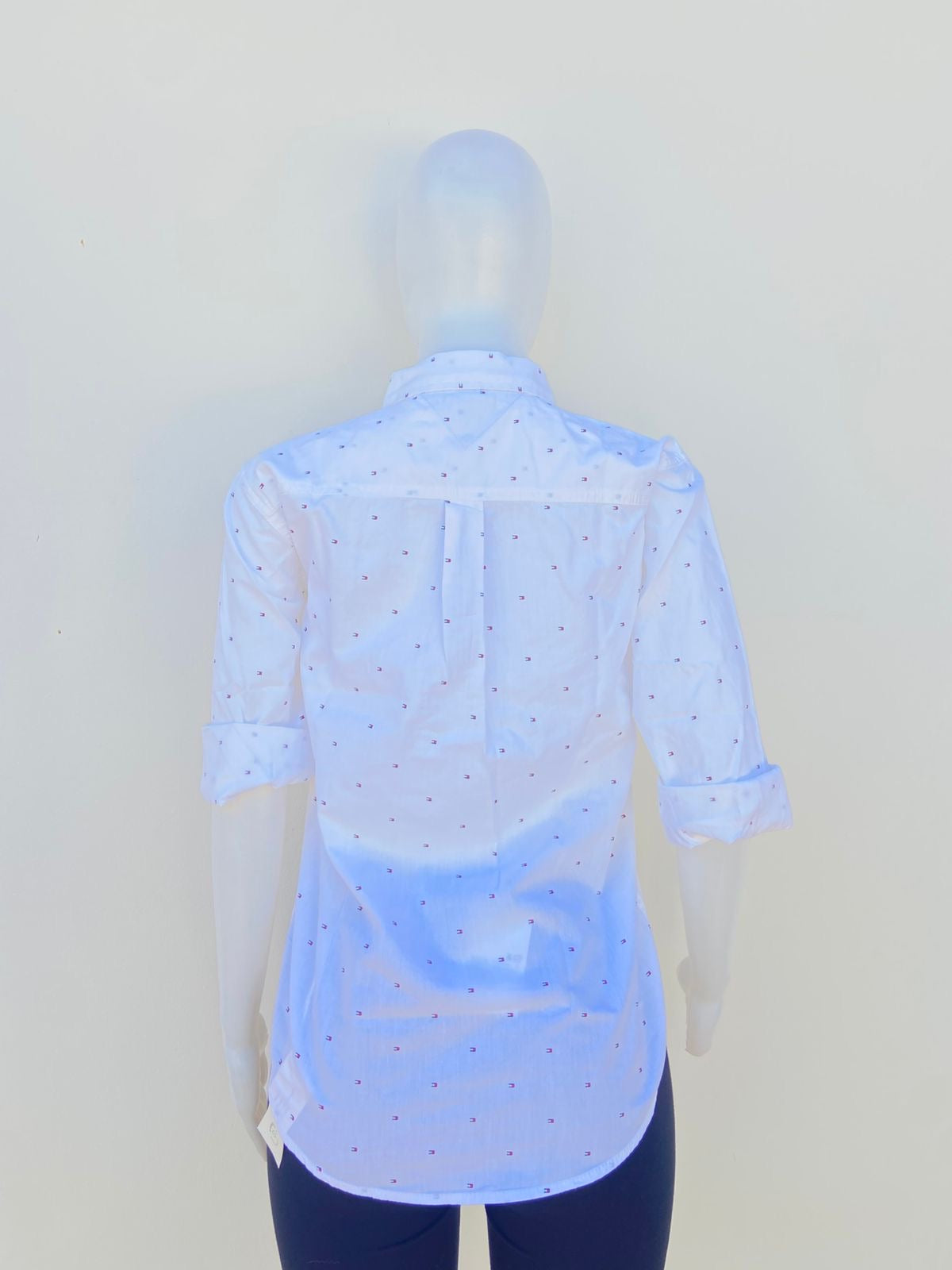 Camisa TOMMY HILFIGER original, blanca con estampado del logo de Tommy pequeño.