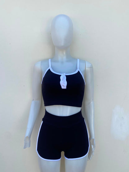 Conjunto JULIA BY LOVE J Original legging y top en color negro con manga de tiro y detalle al frente en color blanco.
