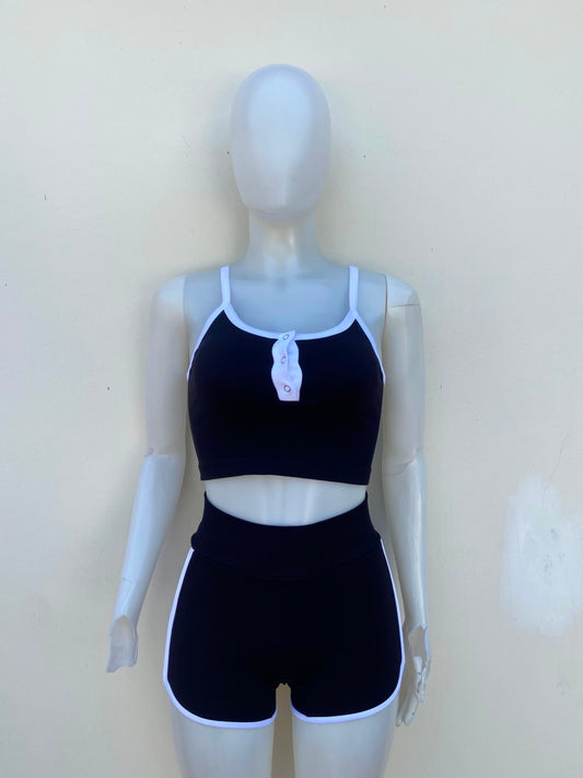 Conjunto JULIA BY LOVE J Original legging y top en color negro con manga de tiro y detalle al frente en color blanco.
