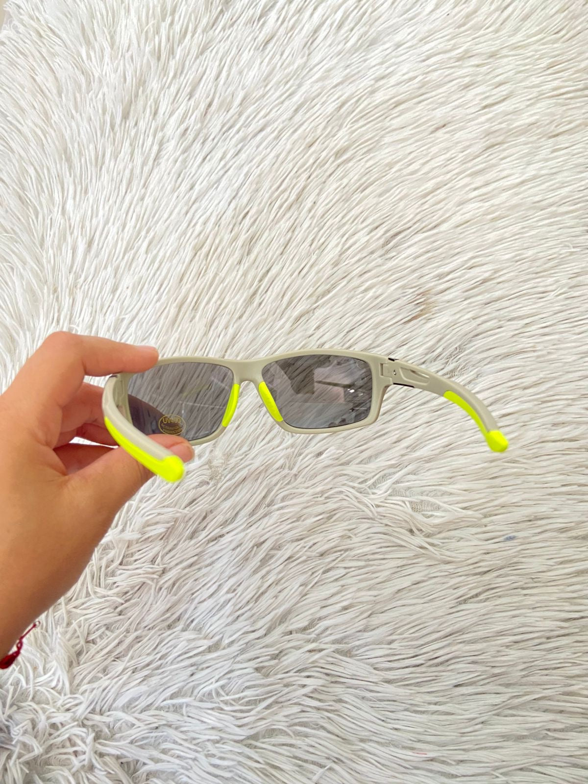 Lentes, gris oscuros con verde neón en la montura y micas amarillo ámbar.