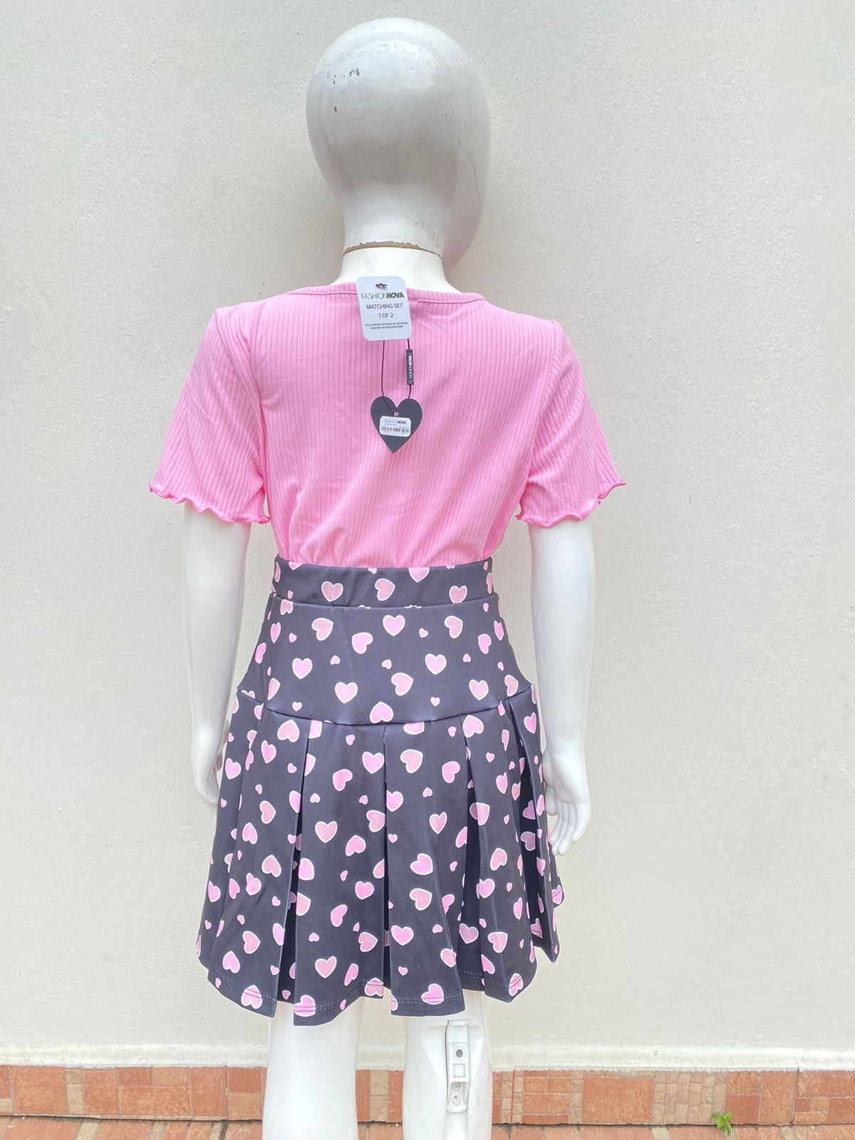 Conjunto Fashion Nova original de falda y top, rosado con negro y corazones en rosado.
