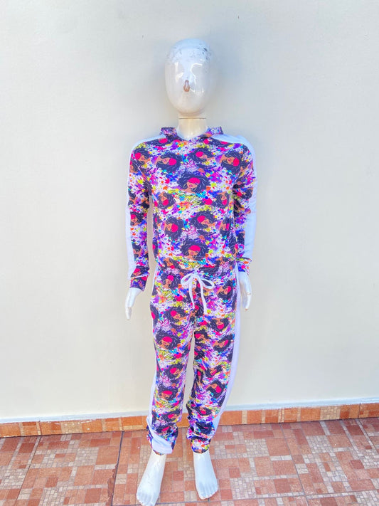 Conjunto GIRSL original, negro con estampado de muñecas en color morado y rosado.