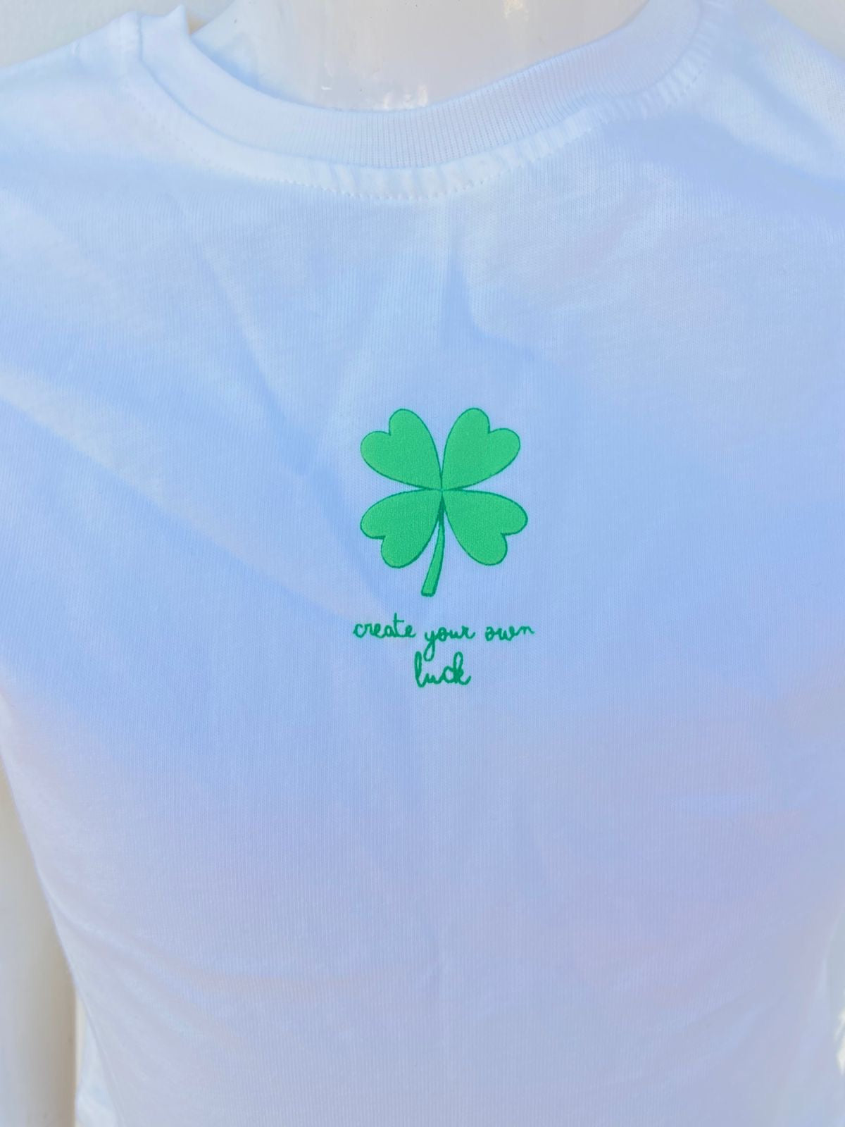 t-shirt/Crop top ZARA Original en color blanco con trébol de cuatro hojas y letra CREATE YOUR OWN LUCK