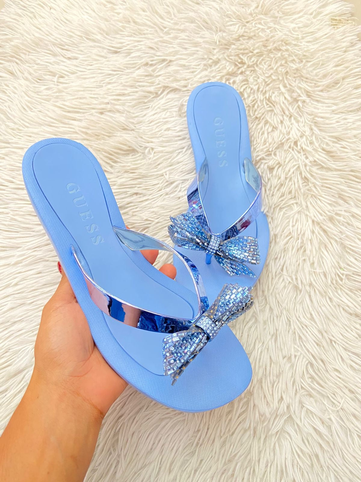 Sandalias GUESS original azul claro con moños en  brillos.