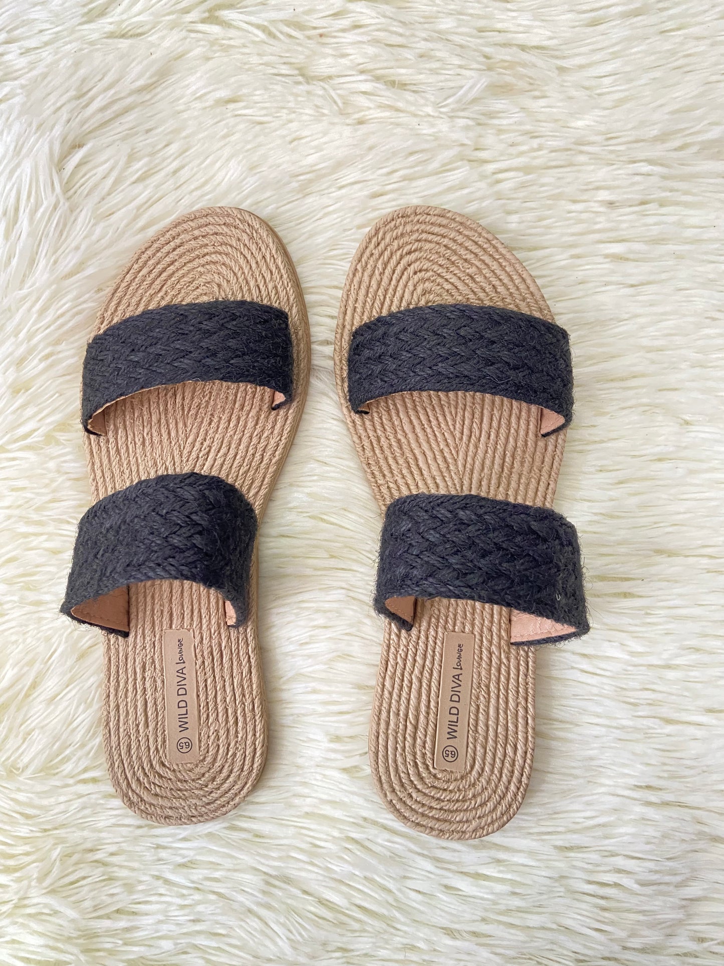 Sandalias WILD DIVA original, negra con dos bandas al frente en color negra, plantilla con material trenzado.