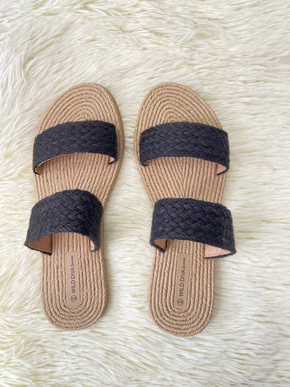 Sandalias WILD DIVA original, negra con dos bandas al frente en color negra, plantilla con material trenzado.