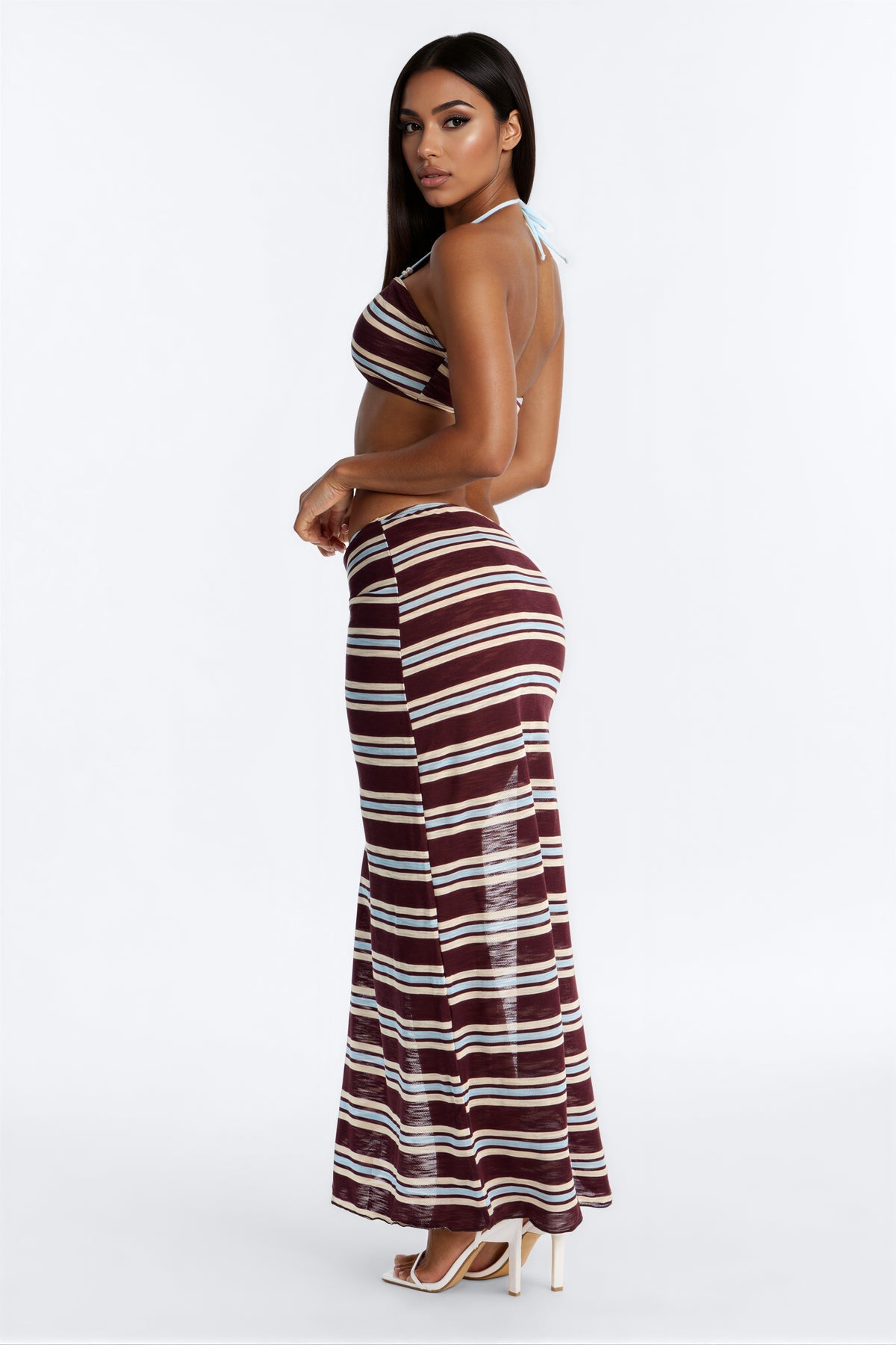 Biquini de 3 piezas en color marron con azul y crema, lazo azul con detalles de perlas y cover up de falda larga.