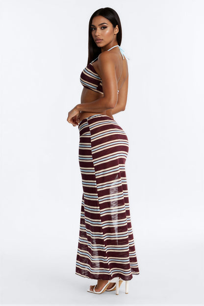Biquini de 3 piezas en color marron con azul y crema, lazo azul con detalles de perlas y cover up de falda larga.