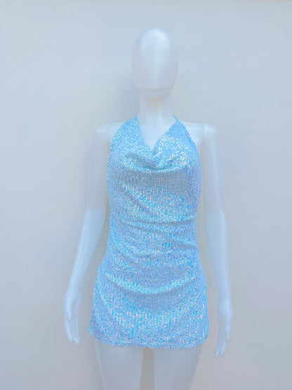 Vestido azul claro con lentejuelas y escote en la espalda.