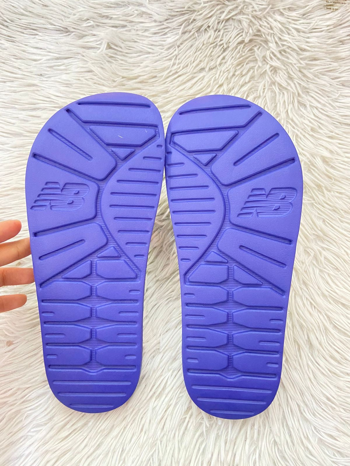 Sandalias NEW BALANCE original azul marino con verde neón y letras de la marca en frente.