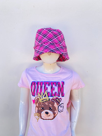 Conjunto CONTACT original , rosado claro con rosado fucsia y estampado de cuadros, más gorro y letras QUEEN, 3 piezas.