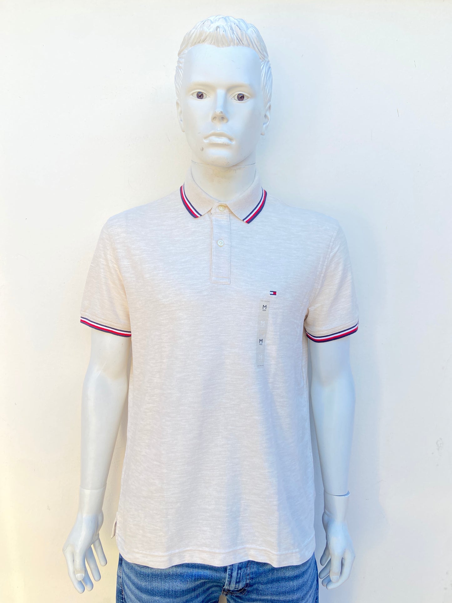 Polocher Tommy Hilfiger original crema con cuello y mangas con rayas en color rojo.