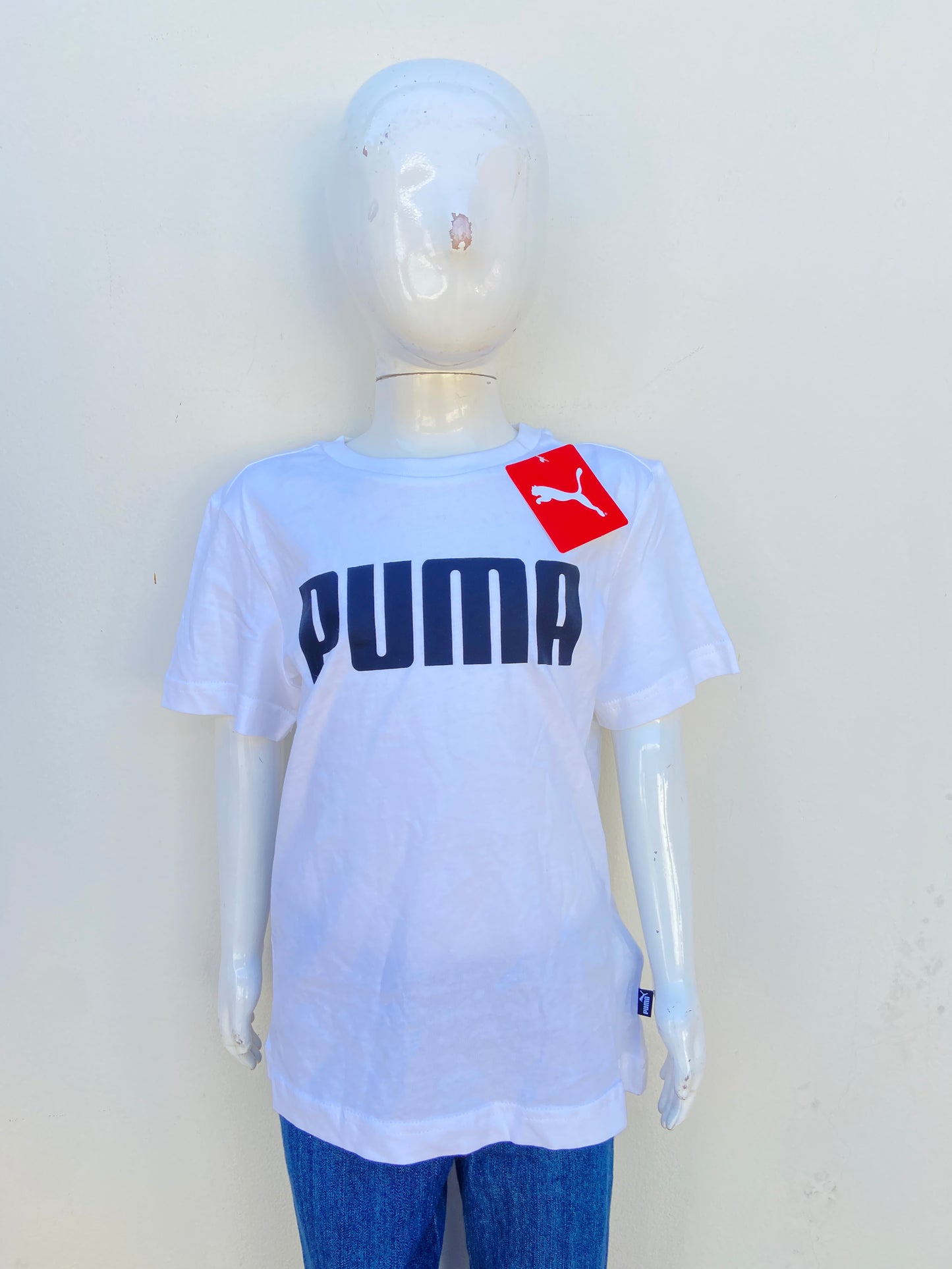 T-shirt Puma original blanco con letras PUMA en negro.