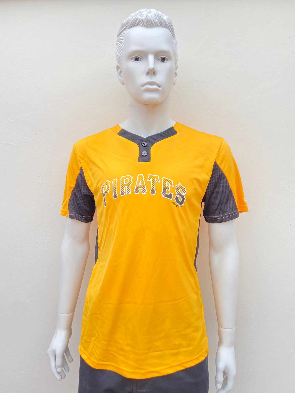 T-shirt Cool Base original color amarillo letras en el centro del equipo béisbol pirates con color negro en las magas , cuello?