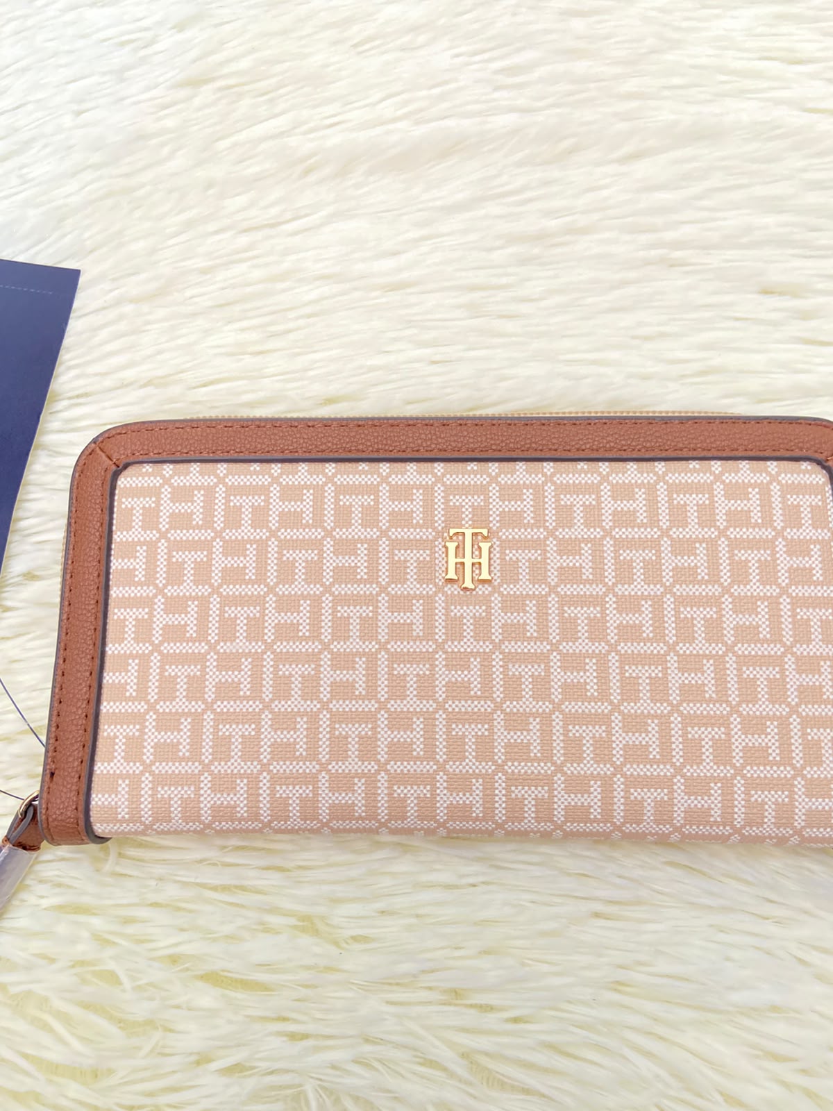 Monedero TOMMY HILFIGER Original, Marron con crema y placa TH en dorado.