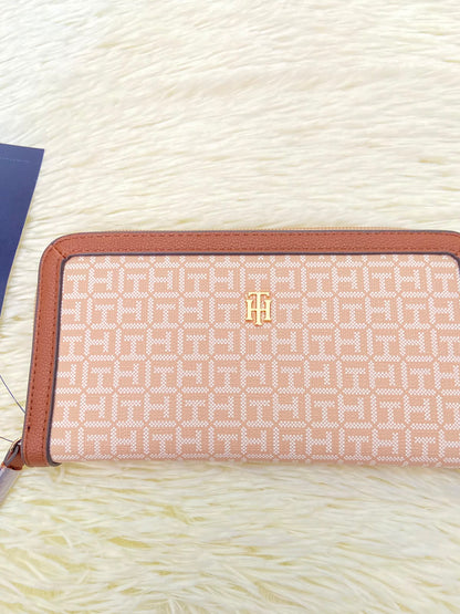 Monedero TOMMY HILFIGER Original, Marron con crema y placa TH en dorado.