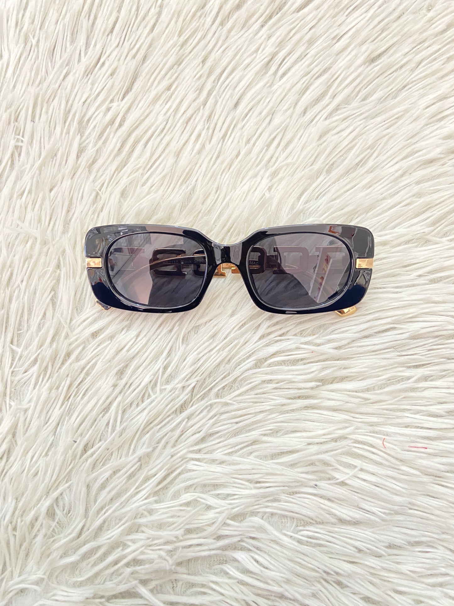 Lentes Fashion Nova original negro pequeños con detalles dorado.