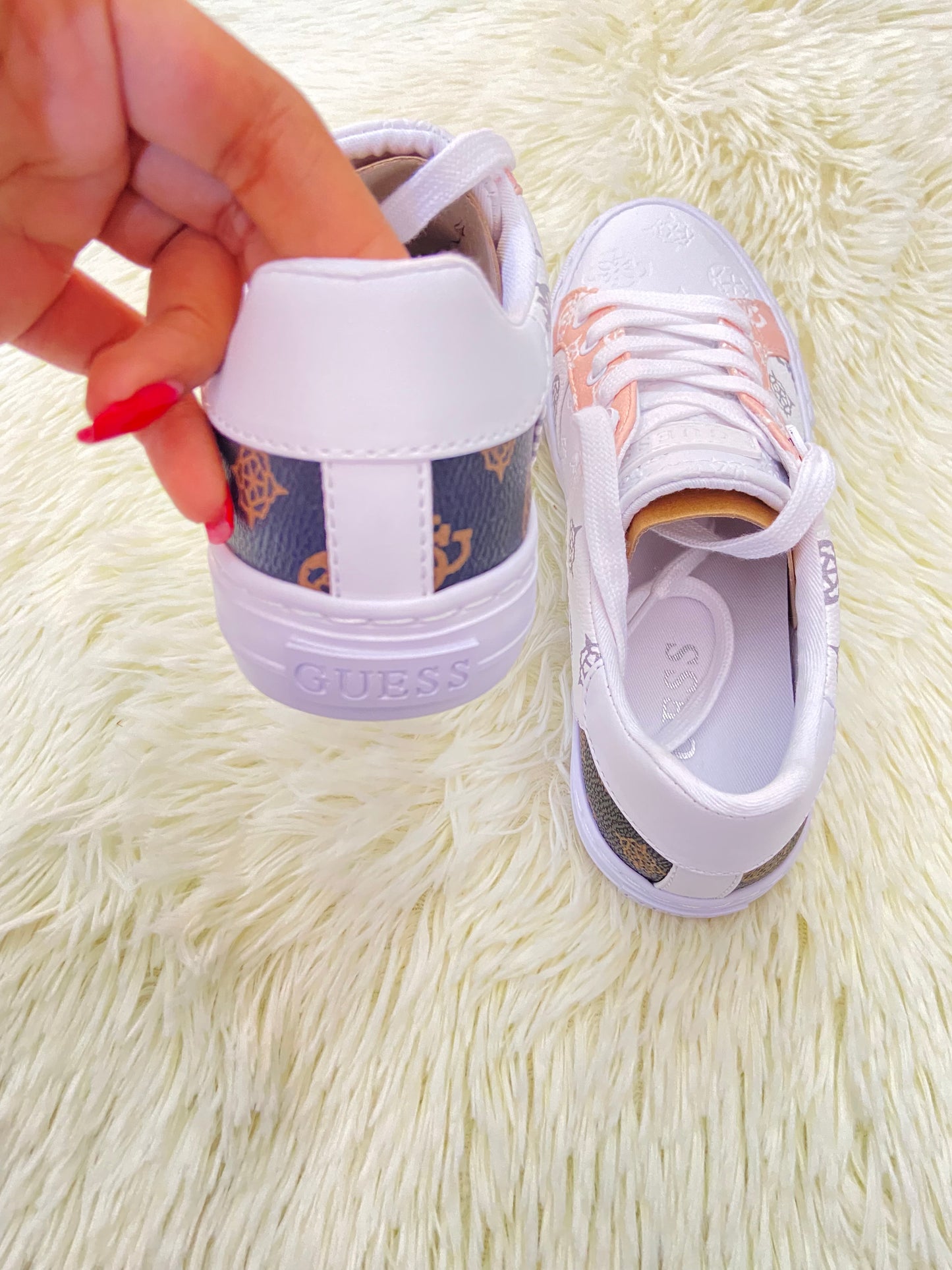 Tenis Guess original, blanco con rosado salmón, marron y estampado de la marca.