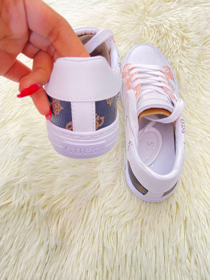 Tenis Guess original, blanco con rosado salmón, marron y estampado de la marca.