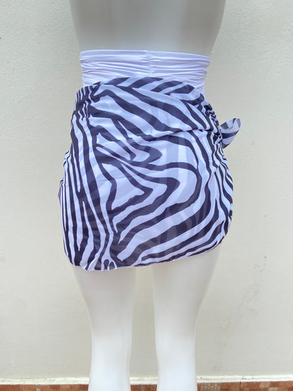 Salida blanca con estampado de animal print en negro.