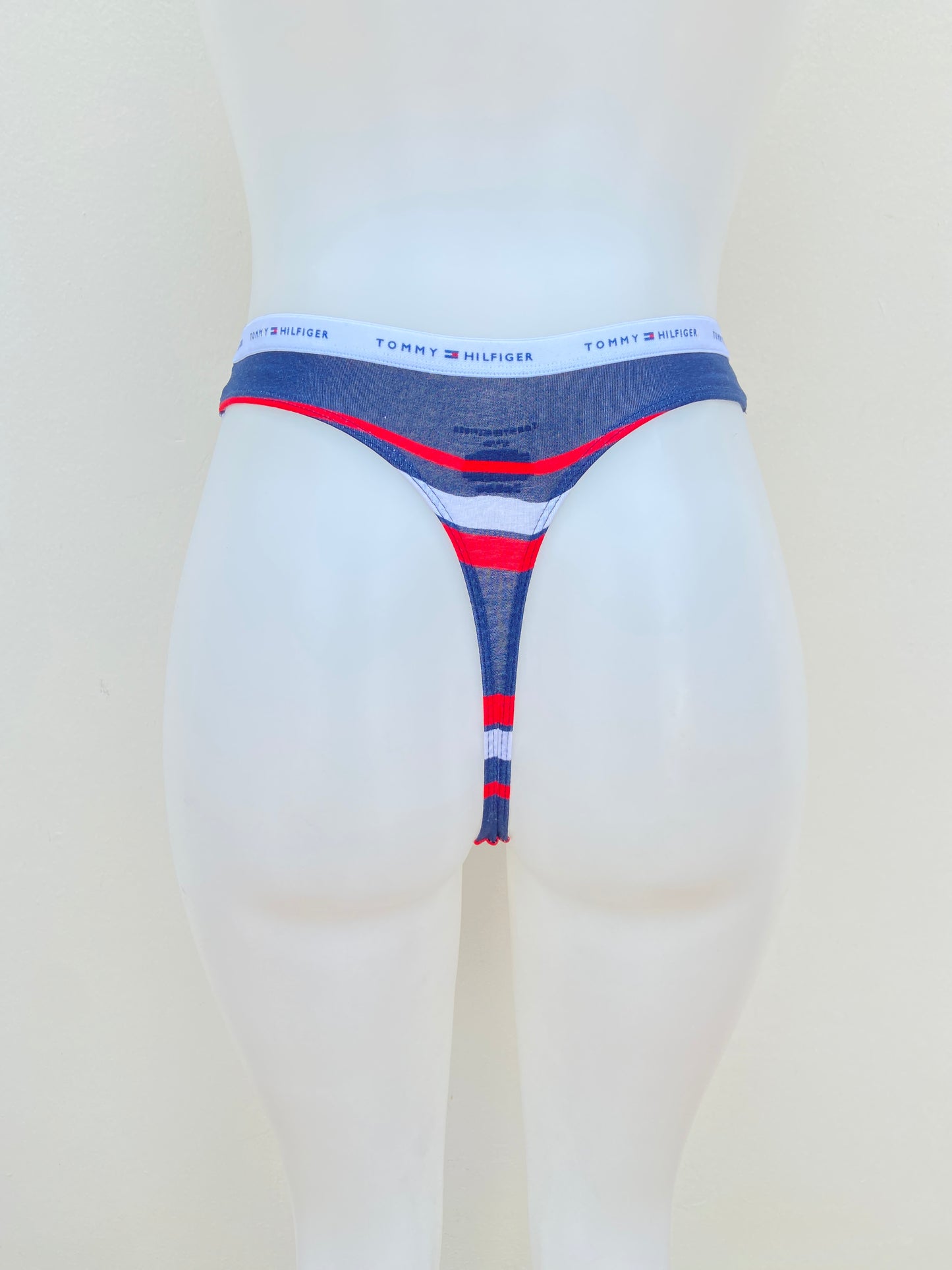 Panti Tommy Hilfiger original azul marino con rayas, roja, azul y blanco, tanga.