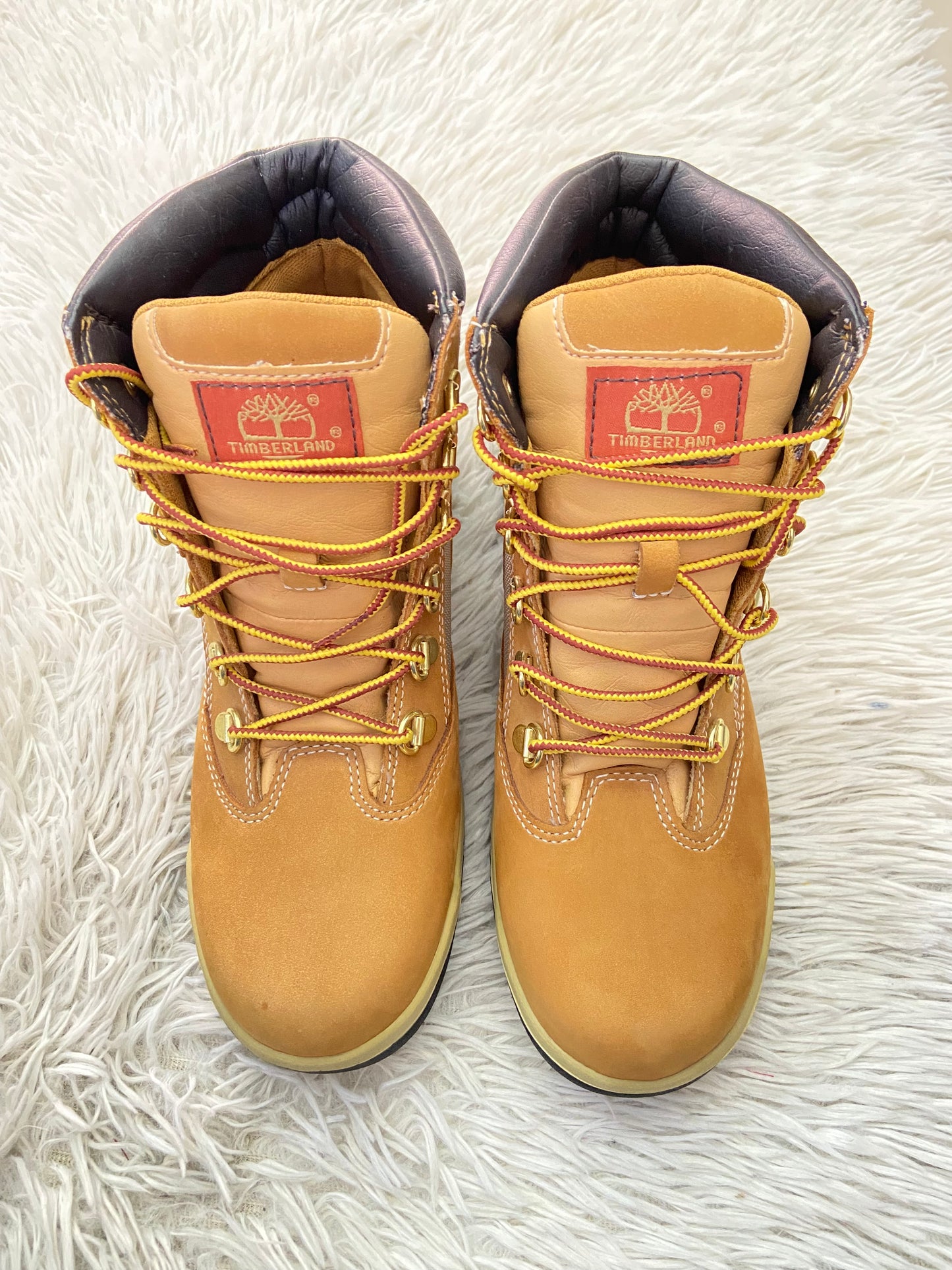 Botas TIMBERLAND original marron con suela en color negro y crema y logotipo de la marca al lado y en frente.