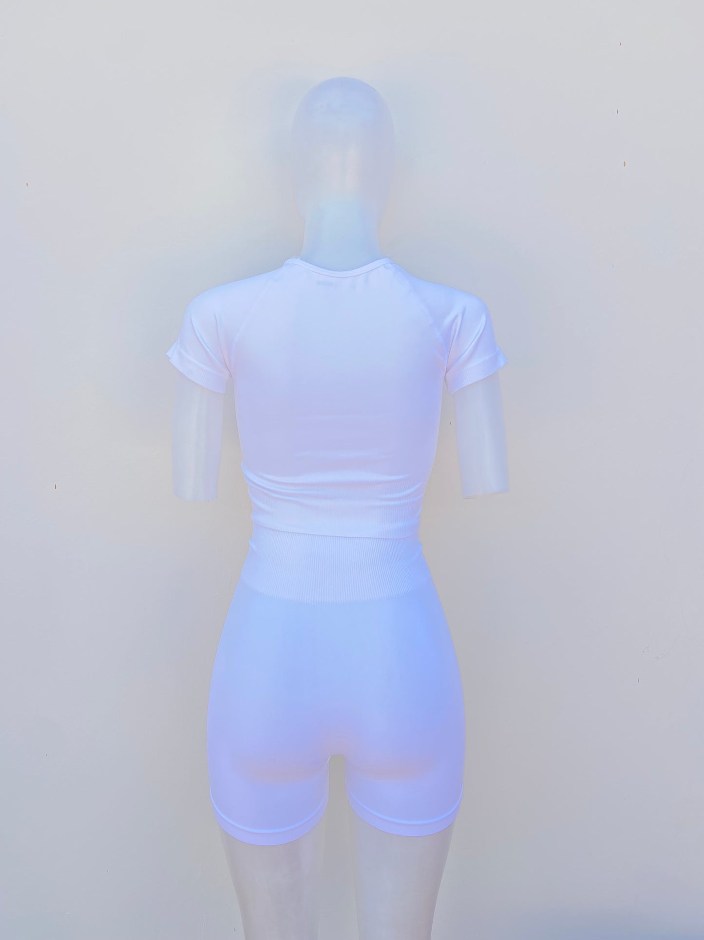 Conjunto, blanco de legging corta y top.