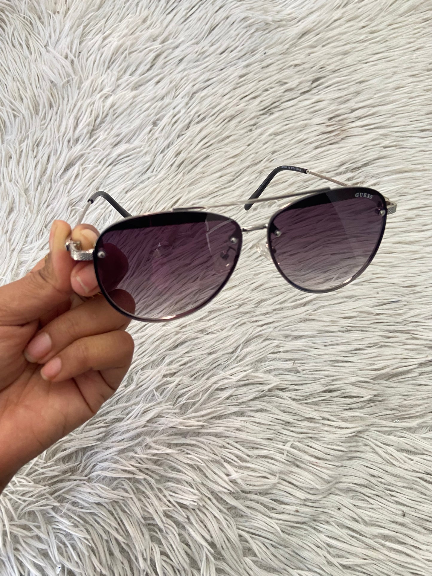 Lentes GUESS Original con marco plateado, letra guess al frente, micas grandes y con degradado morado oscuro.