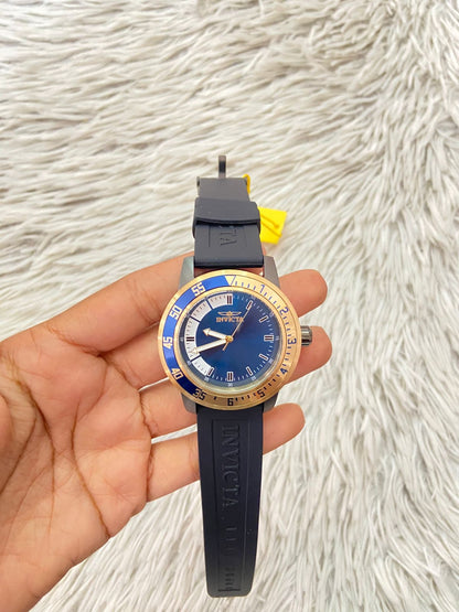 Reloj INVICTA original, negro con fondo en azul marino y turquesa