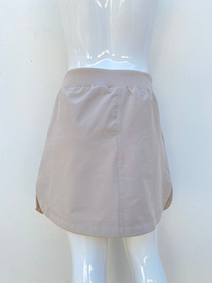 Falda con pantalon abajo para niñas IZOD original, crema con bolsillos.