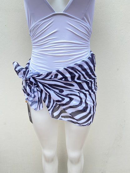 Salida blanca con estampado de animal print en negro.