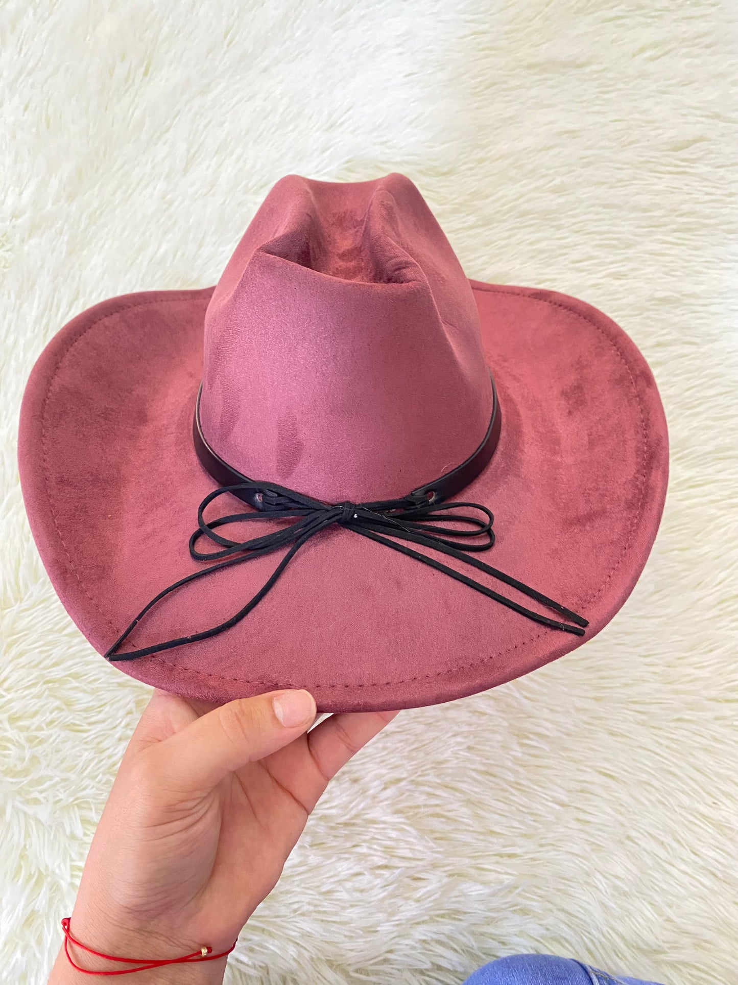 Sombrero, color rojo vino con lazo negro con detalles plateados.