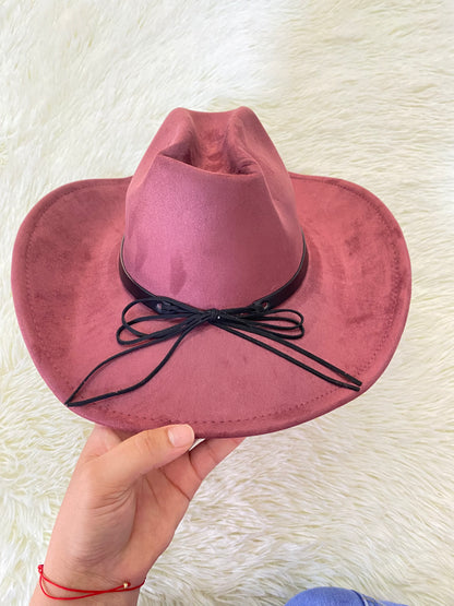 Sombrero, color rojo vino con lazo negro con detalles plateados.