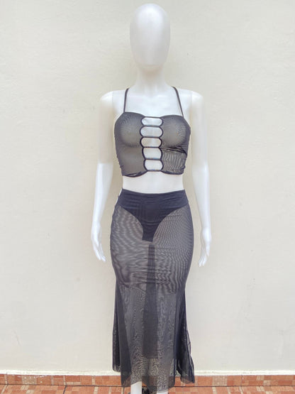 Conjunto negro largo, transparente con lazos ajustables cruzados y abierto en los lados.