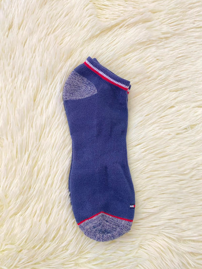 Medias TOMMY HILFIGER original, azul marino con letras TH 85 en rojo y blanco.