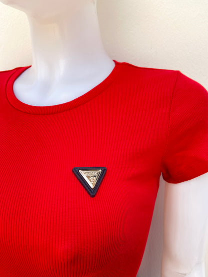 T-shirt GUESS original, rojo con placa GUESS en color dorado.
