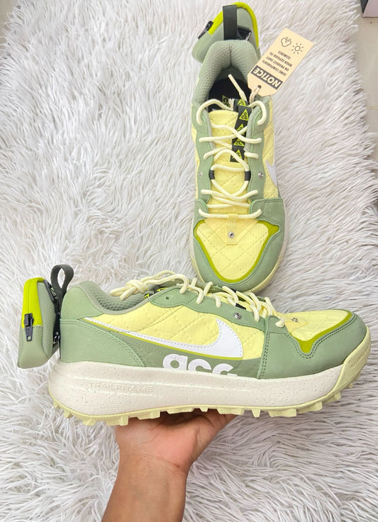Tenis Nike ACG Trail Frame Original verde con amarillo, con pequeño bulto con zipper