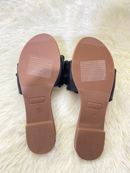 Sandalias TOP MODA original, marrones con negro y flor en color negro enfrente.