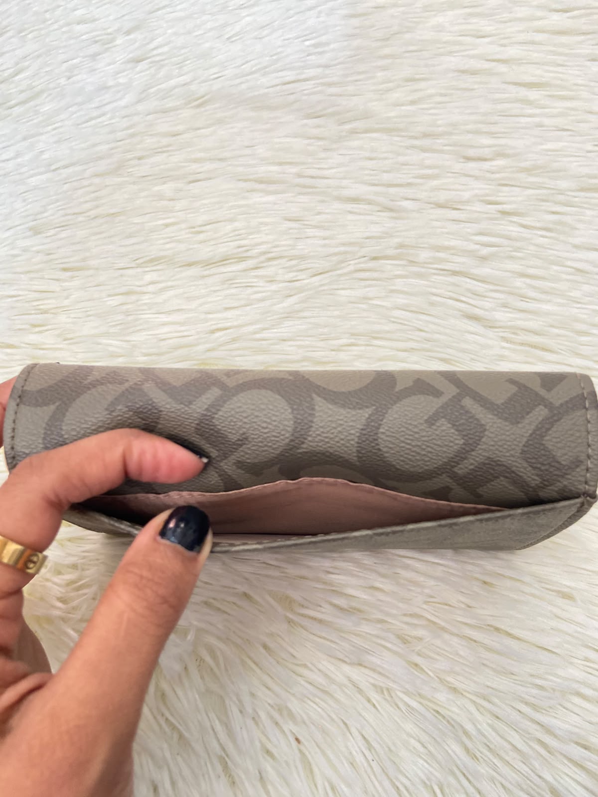 Monedero GUESS original, color verde militar con estampado G y placa GUESS en forma de triangulo en plateado.