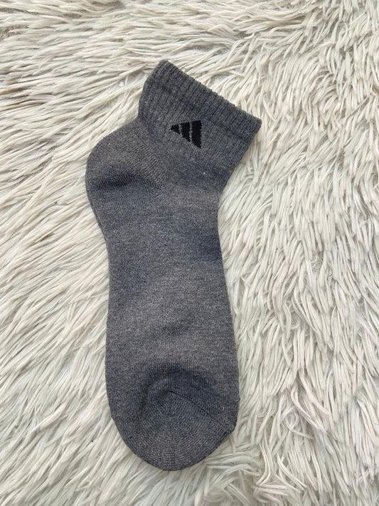 Medias ADIDAS original gris súper oscuro (charcoal), con logotipo de la marca en negro.