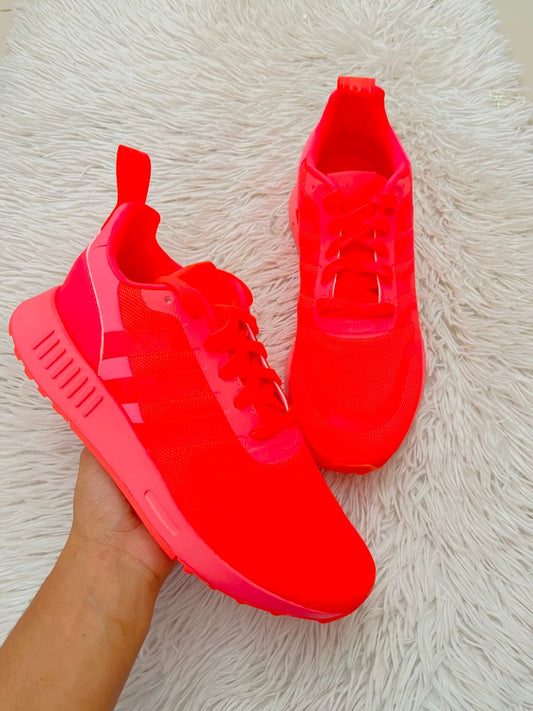 Tenis Adidas original, naranja neón ( aluminico) con logotipo de la marca en los costados.