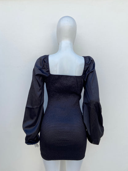 Vestido negro en satin, mangas con vuelo y lazo ajustable en frente.