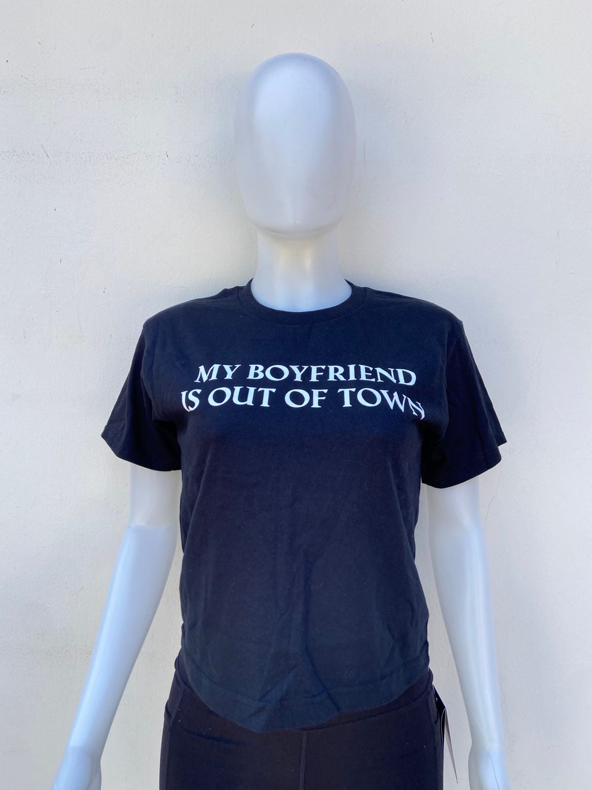 T-Shirt Forever 21 Original en color negro con letra MY BOYFRIEND IS OUT OF TOWN en color blanca al frente